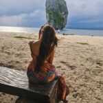 Ashi Singh Instagram - Sitting alone with a sunflower heart and seashore soul 🐚🏖 #majormissing #takemeback #krabi #AshiSingh #throwback Krabi
