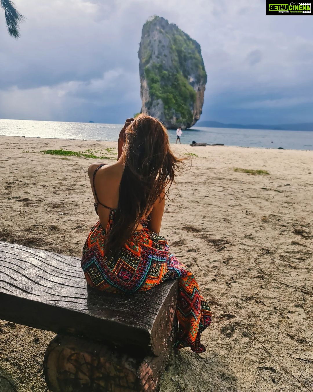 Ashi Singh Instagram - Sitting alone with a sunflower heart and seashore soul 🐚🏖 #majormissing #takemeback #krabi #AshiSingh #throwback Krabi