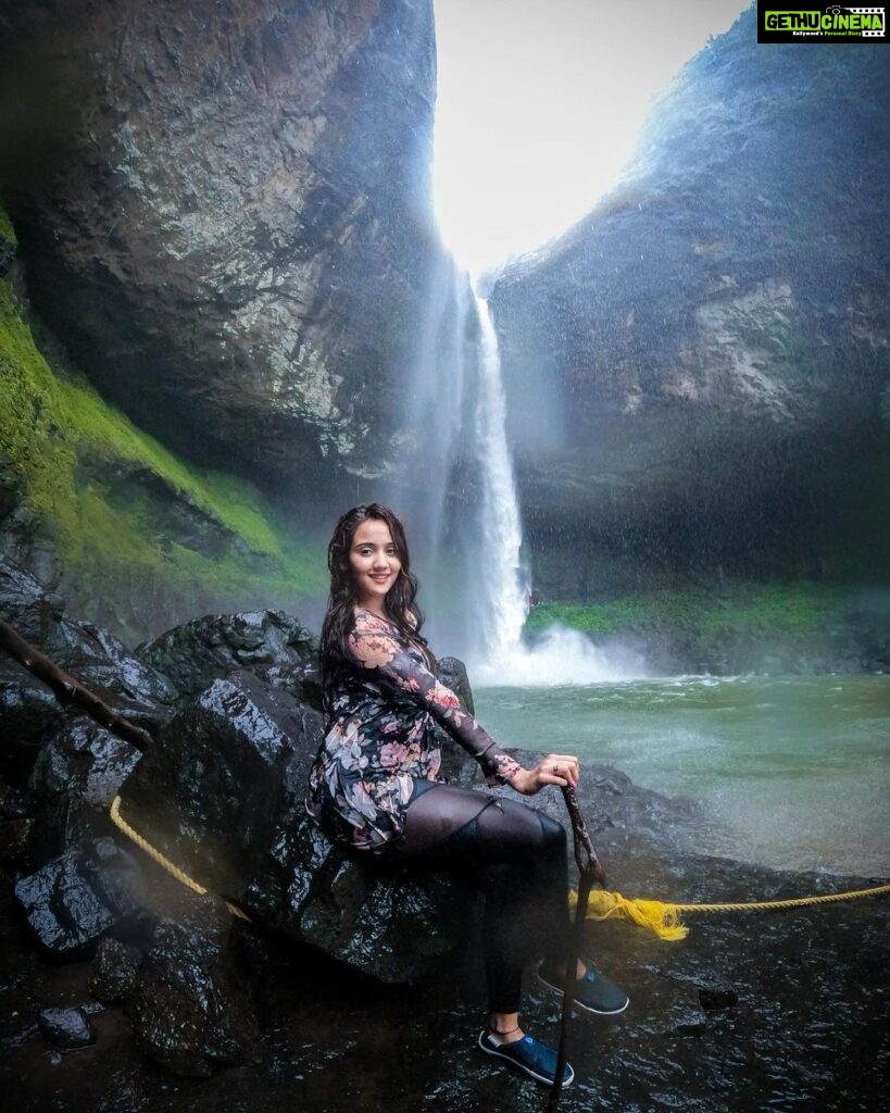 Ashi Singh Instagram - I want to be like waterfall- wild and free ♥️ . 📸~ @naturepaparazzo . #AshiSingh #DevKund #DevKundWaterfall #Trek Devkund Waterfall, Bhira