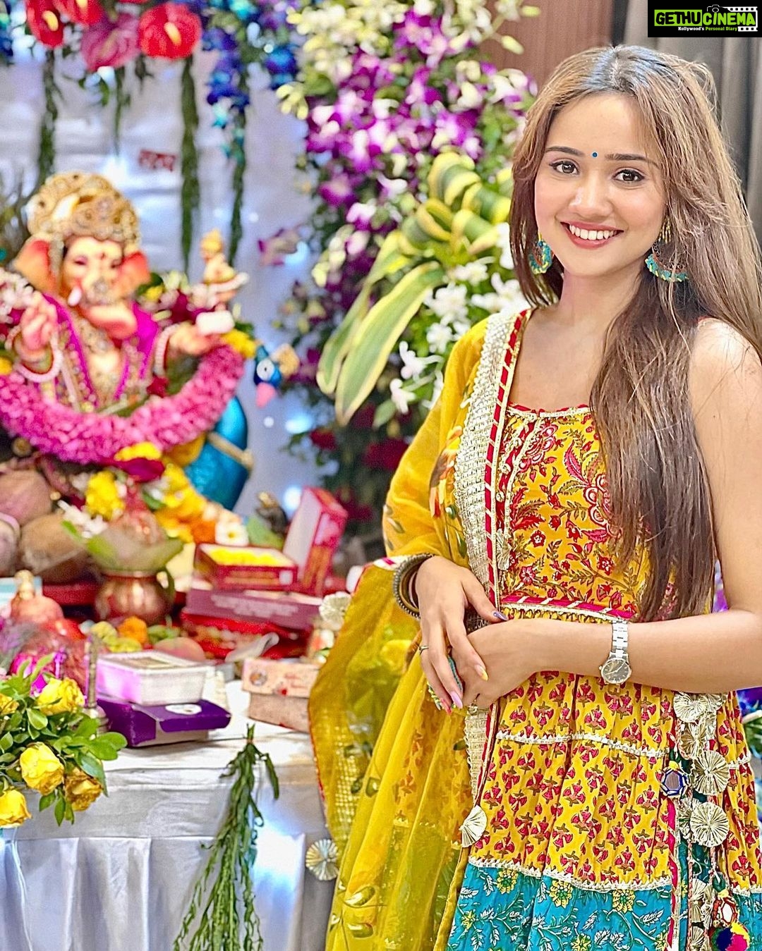 Ashi Singh Instagram - Day 2 well spent 🙏🏻 Jai shri Ganesha 🙏🏻 Ganpati Bappa morya 🙏🏻 . #AshiSingh #GaneshChaturthi #GanpatiBappa
