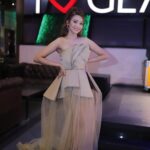 Ashi Singh Instagram - I couldn’t find pictures with everyone ☹️ Even the slide of 10 pictures is less to show the joy and happiness ♥️ Glass House