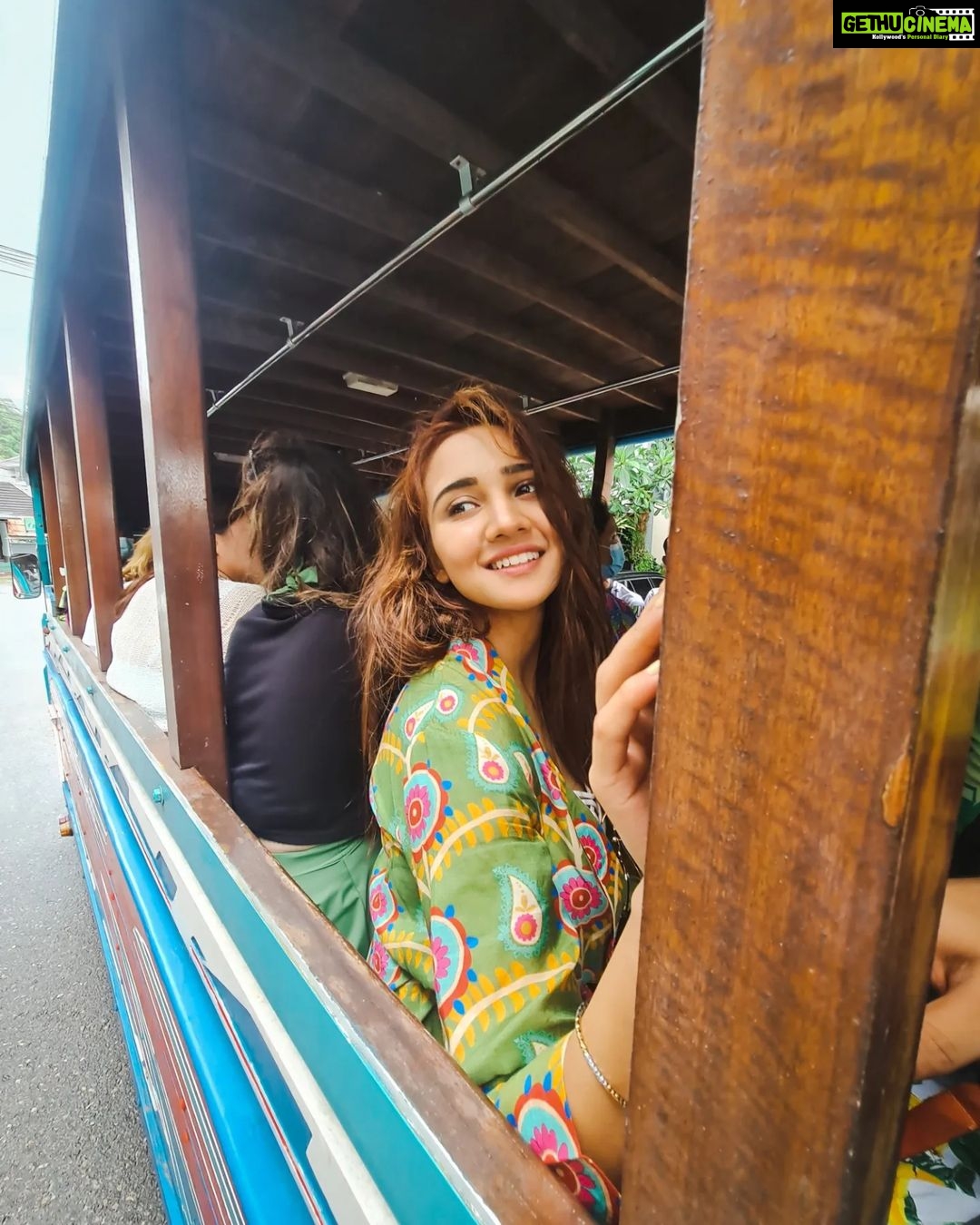 Ashi Singh Instagram - Bangkok🇹🇭, tuk tuk🛺.... aur bohot sari dhoop ki chhaap!☀️ . . . . #ashisingh #Bangkok #thailand #tuktukride #sun #travel Bangkok Thailand