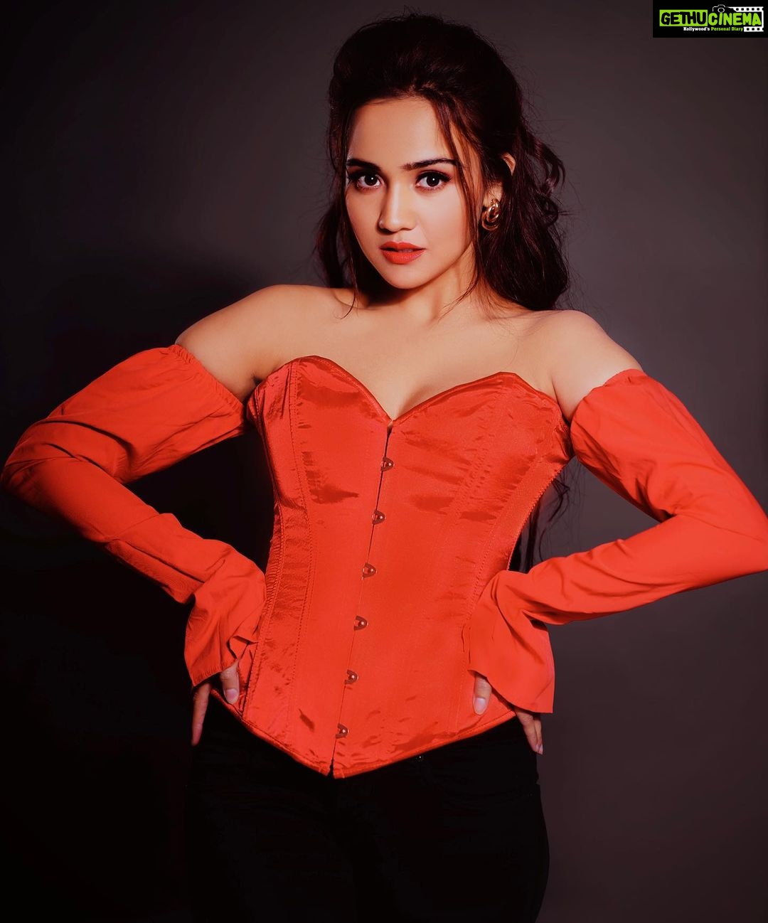 Ashi Singh Instagram - ♥️ . Photography by - @abhay_r_kirti Makeup by - @priyashyam_makeupartist Hair by - @hairbyameee Outfit by - @madaboutfashion_kejal Earrings by -@fashionkulture @drishtiaswani7 Location Courtesy - @byou.in Artist Reputation Management - @greenlight__media