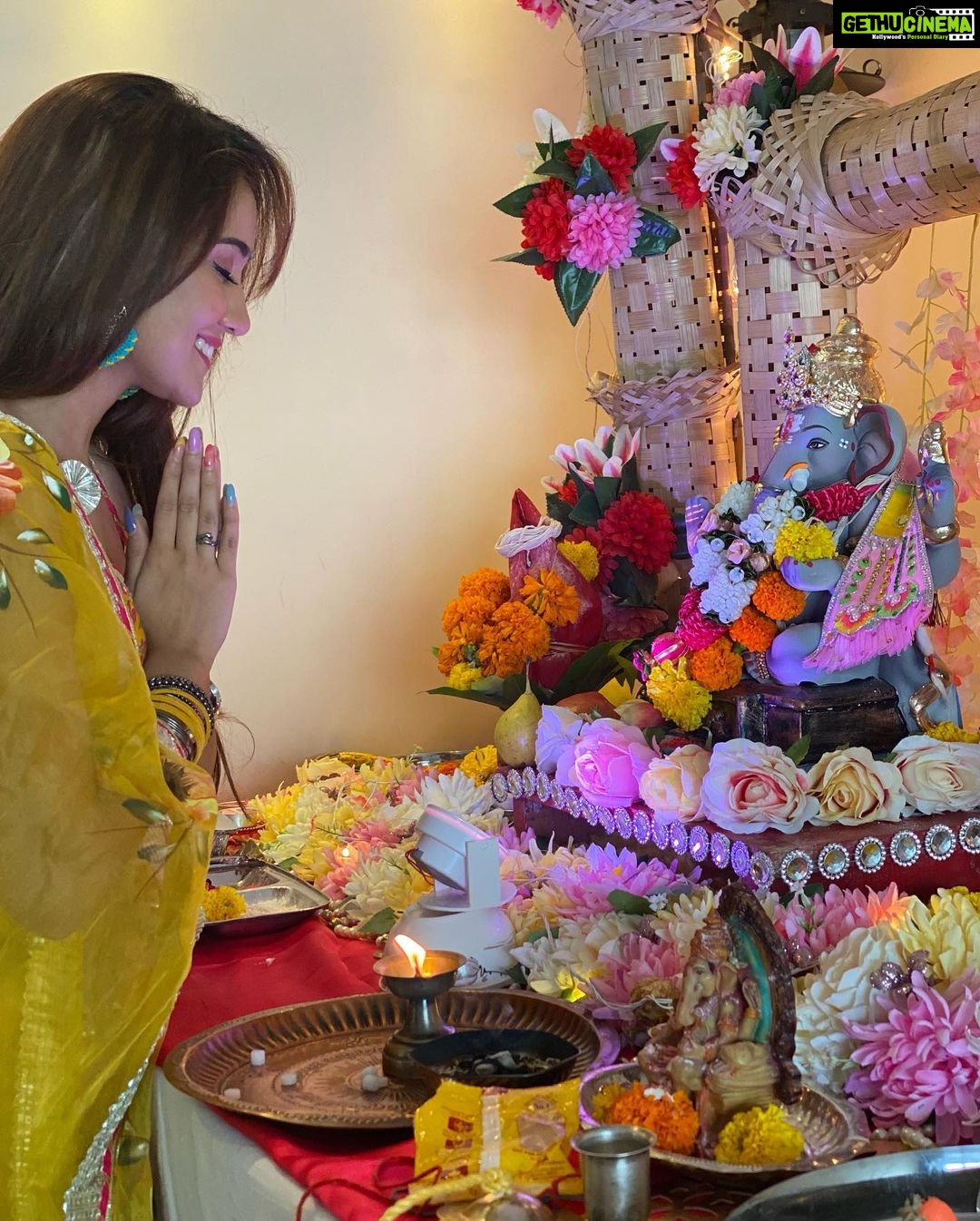 Ashi Singh Instagram - Day 2 well spent 🙏🏻 Jai shri Ganesha 🙏🏻 Ganpati Bappa morya 🙏🏻 . #AshiSingh #GaneshChaturthi #GanpatiBappa