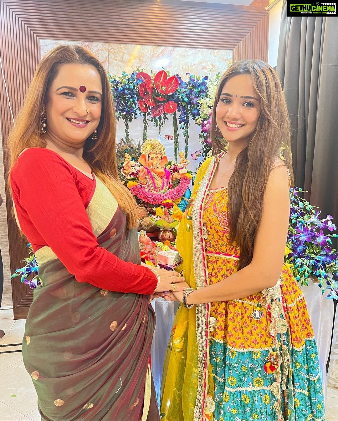 Ashi Singh Instagram - Day 2 well spent 🙏🏻 Jai shri Ganesha 🙏🏻 Ganpati Bappa morya 🙏🏻 . #AshiSingh #GaneshChaturthi #GanpatiBappa