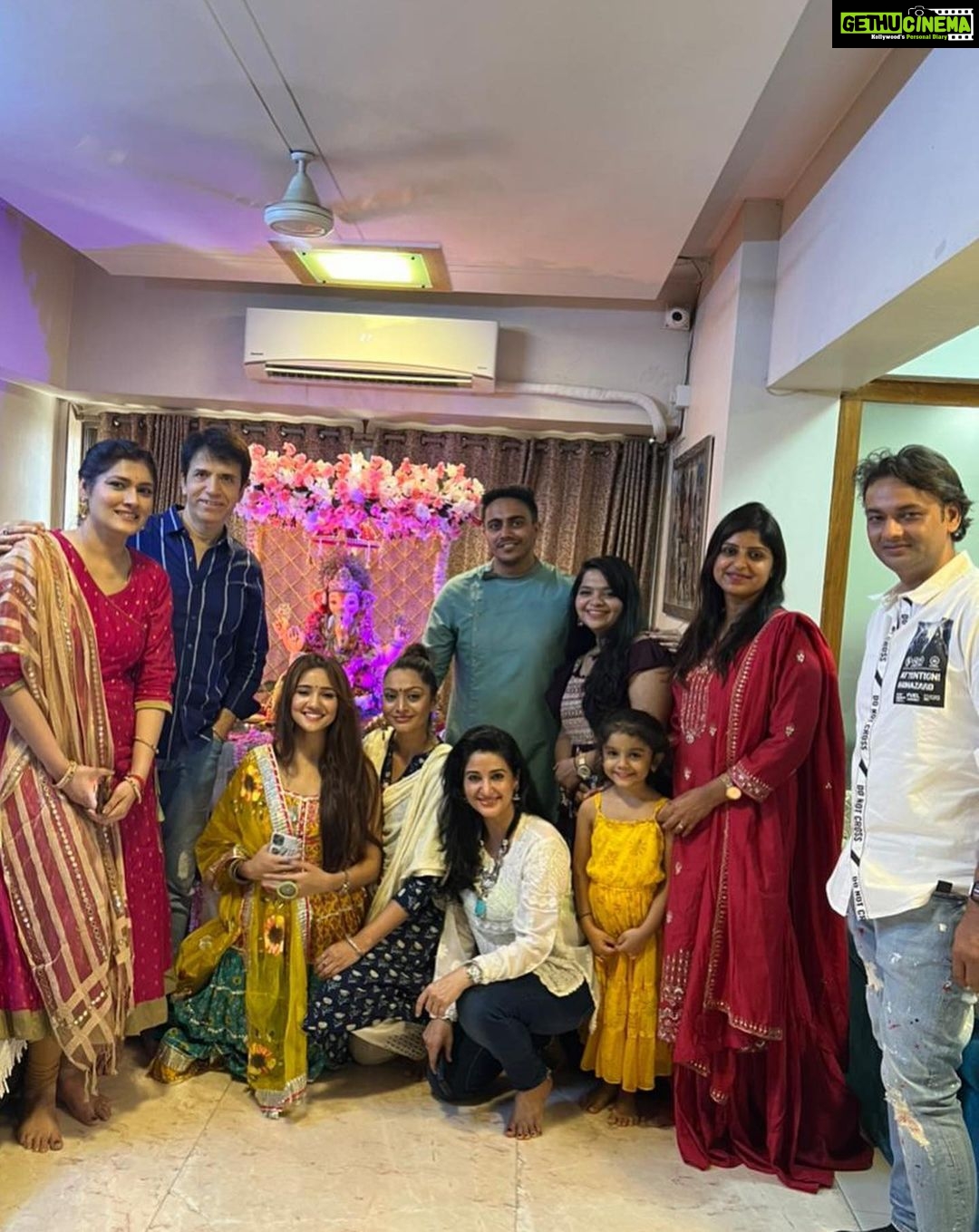 Ashi Singh Instagram - Day 2 well spent 🙏🏻 Jai shri Ganesha 🙏🏻 Ganpati Bappa morya 🙏🏻 . #AshiSingh #GaneshChaturthi #GanpatiBappa