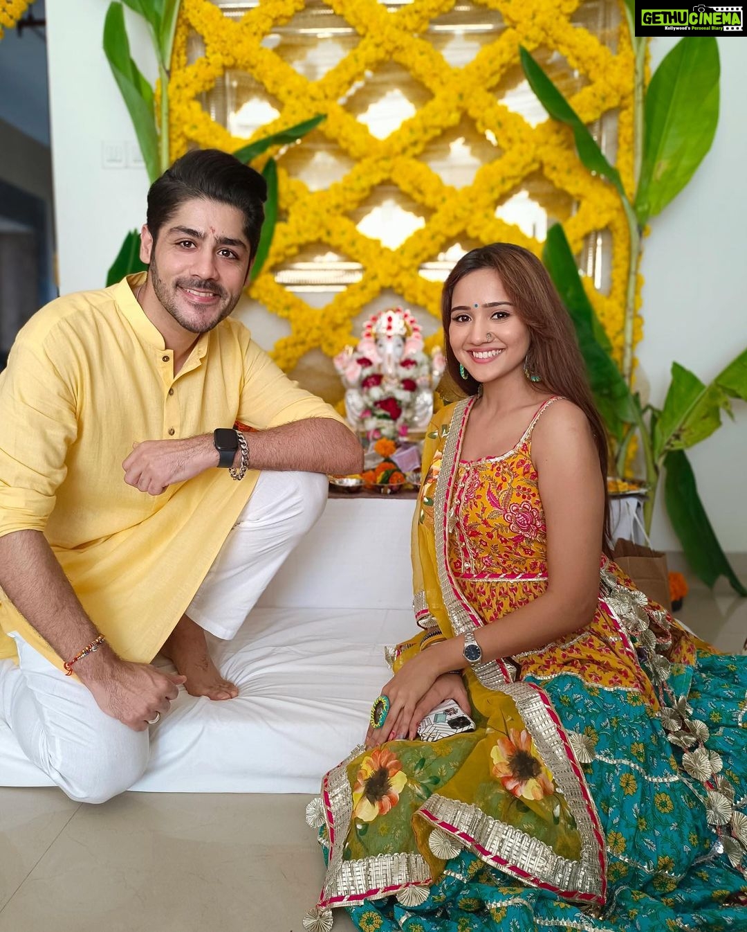 Ashi Singh Instagram - Day 2 well spent 🙏🏻 Jai shri Ganesha 🙏🏻 Ganpati Bappa morya 🙏🏻 . #AshiSingh #GaneshChaturthi #GanpatiBappa