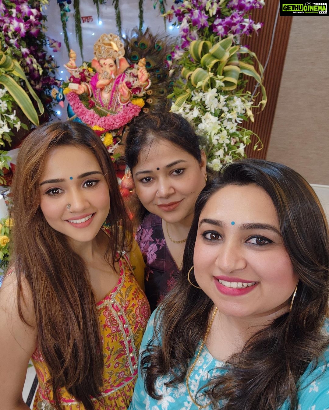 Ashi Singh Instagram - Day 2 well spent 🙏🏻 Jai shri Ganesha 🙏🏻 Ganpati Bappa morya 🙏🏻 . #AshiSingh #GaneshChaturthi #GanpatiBappa