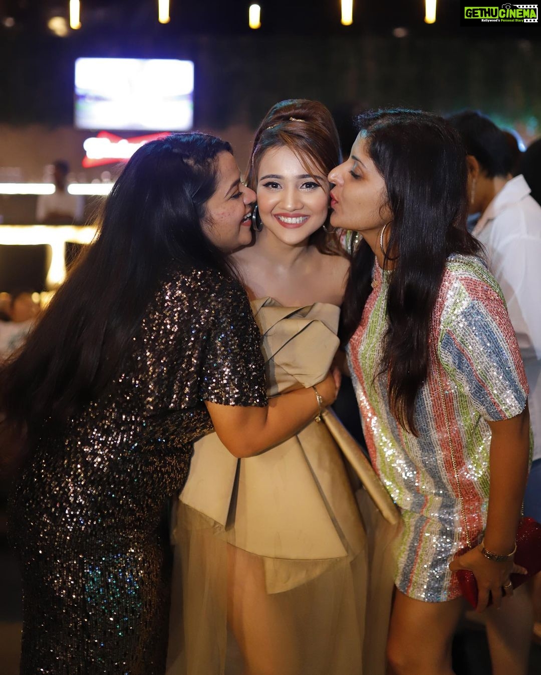 Ashi Singh Instagram - I couldn’t find pictures with everyone ☹️ Even the slide of 10 pictures is less to show the joy and happiness ♥️ Glass House