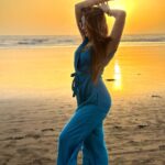 Ashi Singh Instagram - Beach day 🏝️ . #AshiSingh #Beach #Sundowner #Sunset #SunsetOnBeach