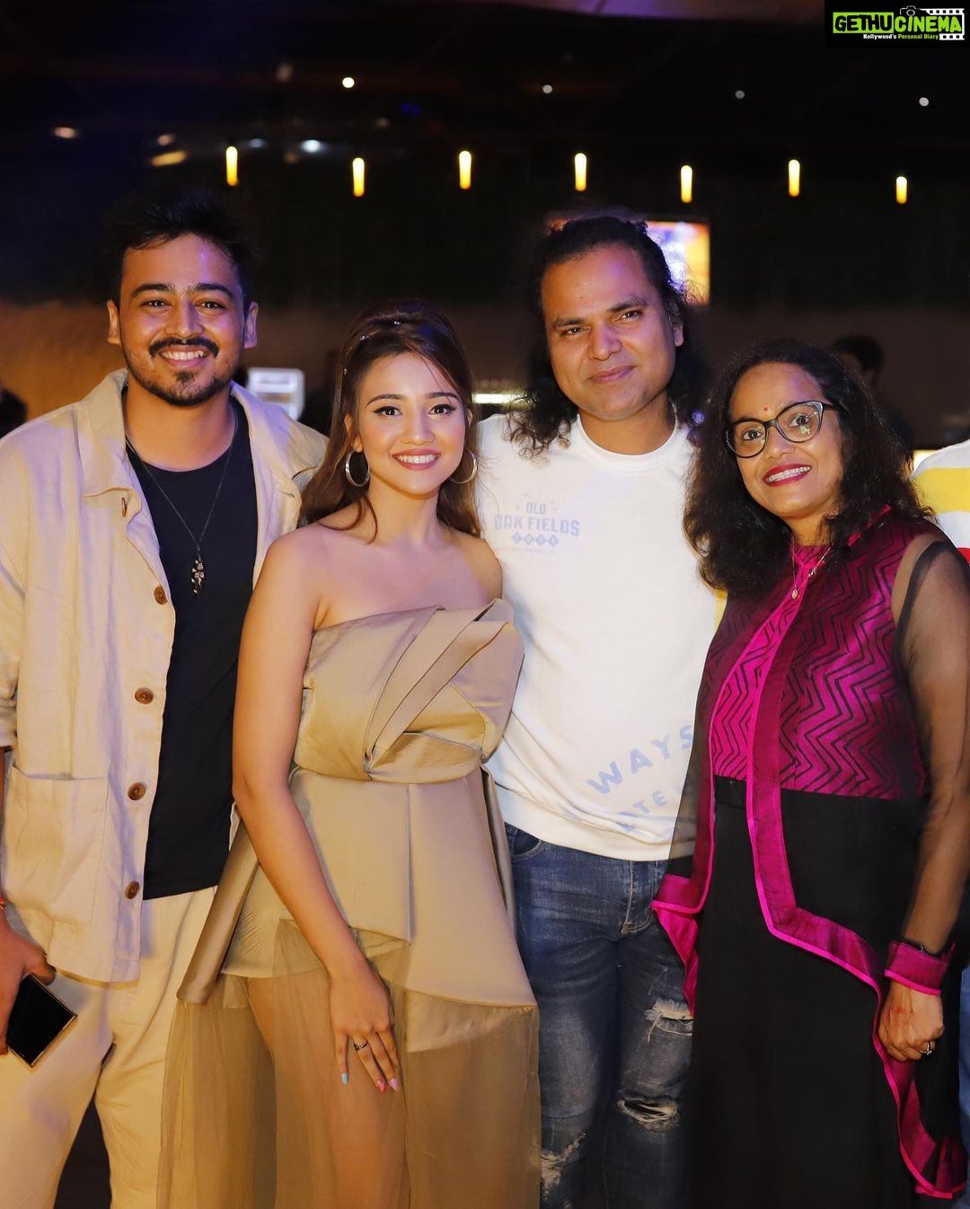 Ashi Singh Instagram - I couldn’t find pictures with everyone ☹️ Even the slide of 10 pictures is less to show the joy and happiness ♥️ Glass House