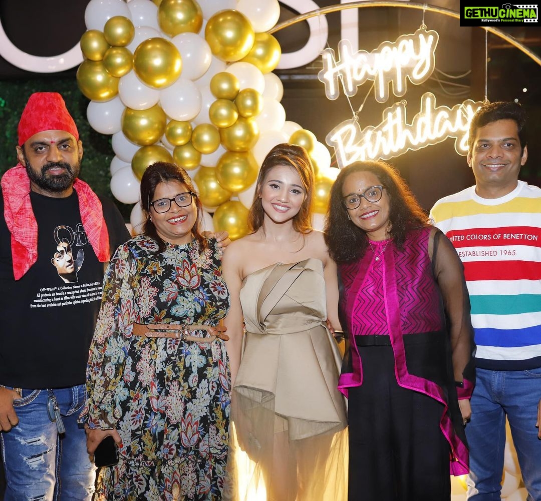 Ashi Singh Instagram - Thank you for being there on my special day ♥️🎂 . #Memories #BirthdayMemories #SpecialPeople