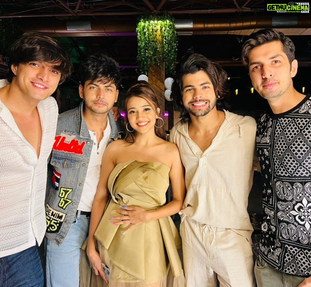 Ashi Singh Instagram - Thank you for being there on my special day ♥️🎂 . #Memories #BirthdayMemories #SpecialPeople