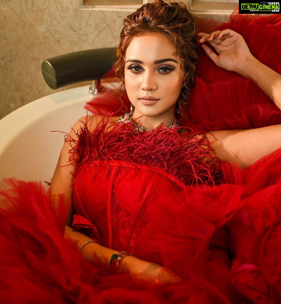 Ashi Singh Instagram - Presenting, My 1st Celebrity Guest and The 1st Look Of “MAGICAL MAKEOVERS” on The Very Beautiful:- @i_ashisinghh . Shoot Concept:- @nehaadhvikmahajan . 💄MUA , Hair & Styling :- @nehaadhvikmahajan . MakeUp :- @myglamm . 📸:- @knotsbyamp . . 👗Outfit:- @pankh_studio . 💍Jewellery:- @ambrusjewels @red_door_luxury . Location:- @courtyardmumbai . #makeup #ootd #nehaadhvikmahajan #makeupbyme💄 #nammakeovers #bride #to #be #bridal #look #bridalmakeupartist #destinationweddingmakeupartist #weddingmakeup #hair #hairstyling #nammakeovers #bollywood #television #makeupartist #mumbai #traveller #all #over #the #globe #bridesmaids