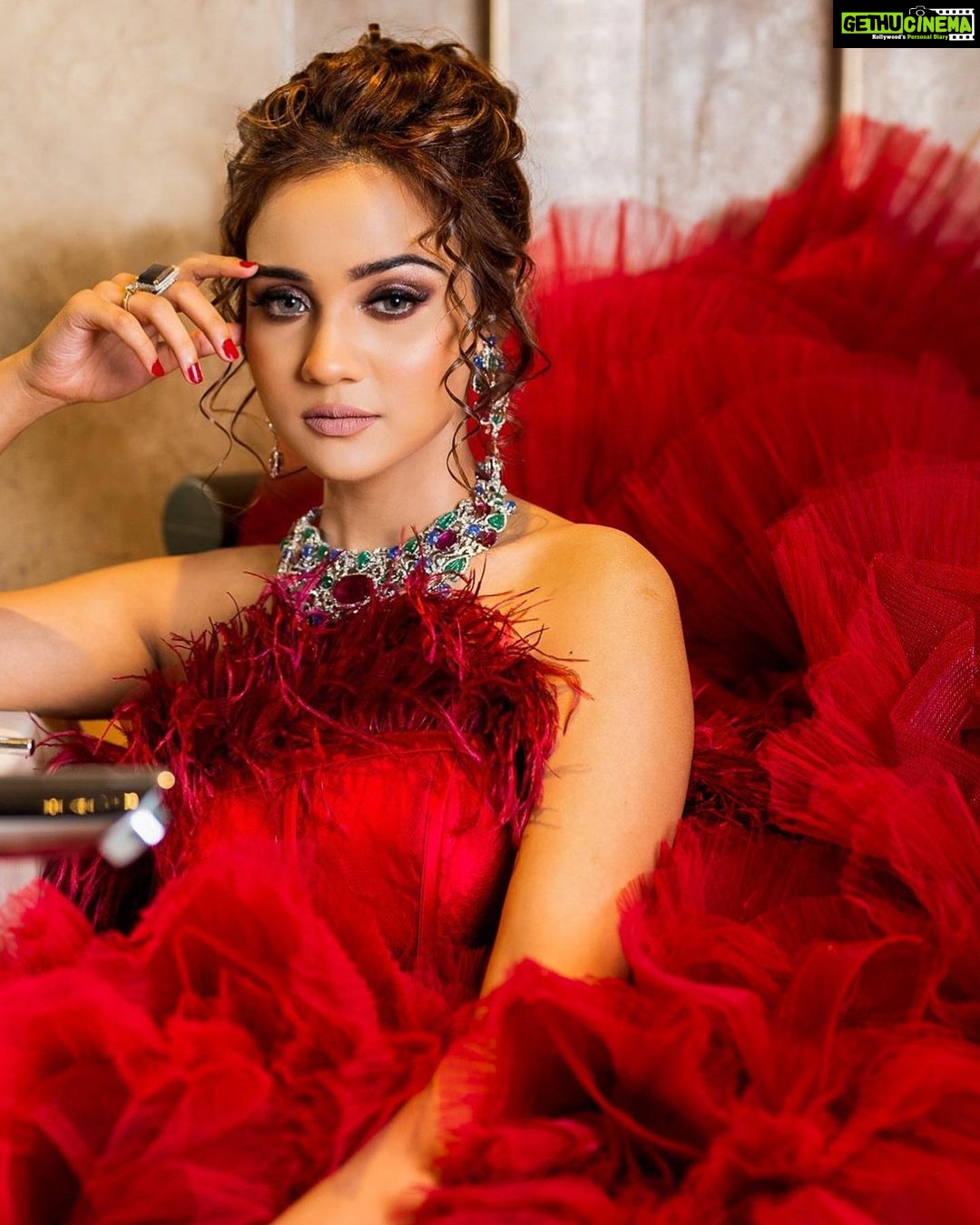 Ashi Singh Instagram - Presenting, My 1st Celebrity Guest and The 1st Look Of “MAGICAL MAKEOVERS” on The Very Beautiful:- @i_ashisinghh . Shoot Concept:- @nehaadhvikmahajan . 💄MUA , Hair & Styling :- @nehaadhvikmahajan . MakeUp :- @myglamm . 📸:- @knotsbyamp . 👗Outfit:- @pankh_studio . 💍Jewellery:- @ambrusjewels @red_door_luxury . Location:- @courtyardmumbai . #makeup #ootd #nehaadhvikmahajan #makeupbyme💄 #nammakeovers #bride #to #be #bridal #look #bridalmakeupartist #destinationweddingmakeupartist #weddingmakeup #hair #hairstyling #nammakeovers #bollywood #television #makeupartist #mumbai #traveller #all #over #the #globe #bridesma