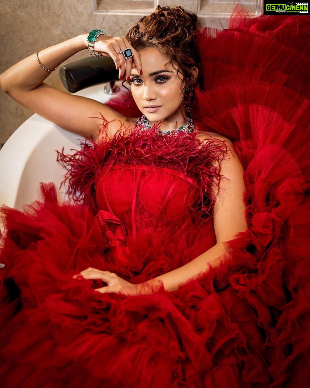 Ashi Singh Instagram - Presenting, My 1st Celebrity Guest and The 1st Look Of “MAGICAL MAKEOVERS” on The Very Beautiful:- @i_ashisinghh . Shoot Concept:- @nehaadhvikmahajan . 💄MUA , Hair & Styling :- @nehaadhvikmahajan . MakeUp :- @myglamm . 📸:- @knotsbyamp . 👗Outfit:- @pankh_studio . 💍Jewellery:- @ambrusjewels @red_door_luxury . Location:- @courtyardmumbai . #makeup #ootd #nehaadhvikmahajan #makeupbyme💄 #nammakeovers #bride #to #be #bridal #look #bridalmakeupartist #destinationweddingmakeupartist #weddingmakeup #hair #hairstyling #nammakeovers #bollywood #television #makeupartist #mumbai #traveller #all #over #the #globe #bridesma