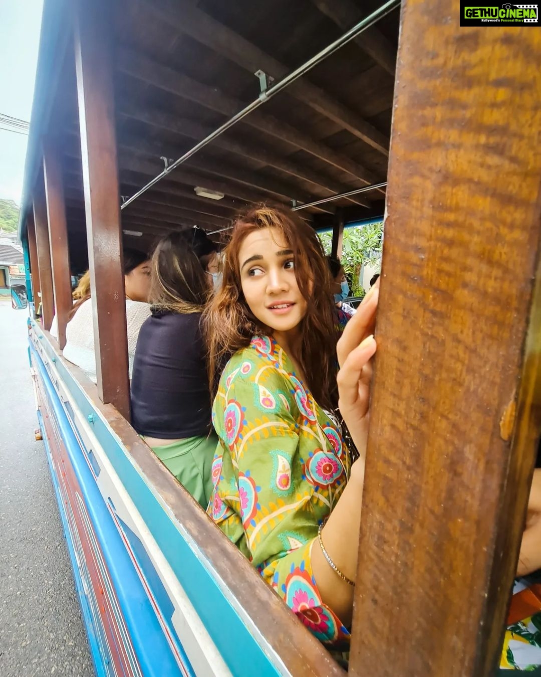 Ashi Singh Instagram - Bangkok🇹🇭, tuk tuk🛺.... aur bohot sari dhoop ki chhaap!☀️ . . . . #ashisingh #Bangkok #thailand #tuktukride #sun #travel Bangkok Thailand