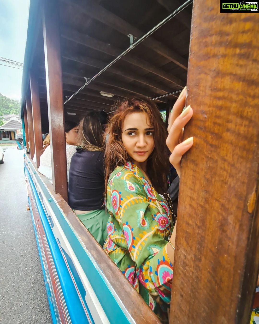 Ashi Singh Instagram - Bangkok🇹🇭, tuk tuk🛺.... aur bohot sari dhoop ki chhaap!☀️ . . . . #ashisingh #Bangkok #thailand #tuktukride #sun #travel Bangkok Thailand