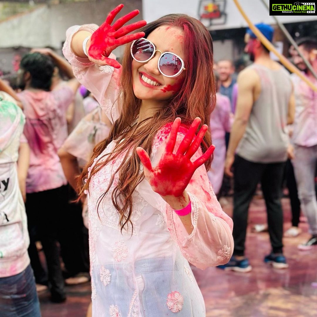 Ashi Singh Instagram - Take the world and paint it red πΆπ΅ . #HappyHoli #AshiSingh #Holi2023 #RangBarse