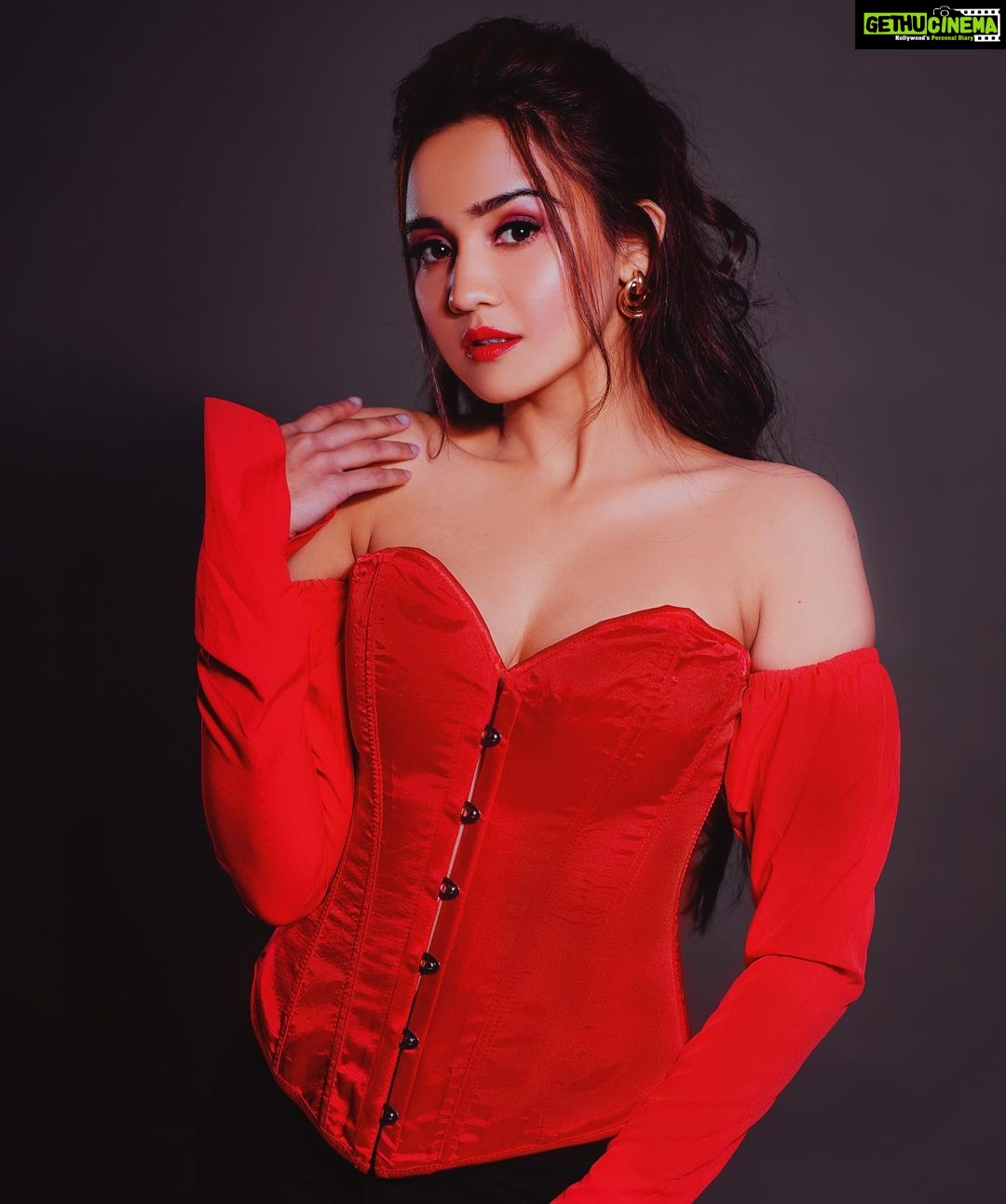 Ashi Singh Instagram - ♥️ . Photography by - @abhay_r_kirti Makeup by - @priyashyam_makeupartist Hair by - @hairbyameee Outfit by - @madaboutfashion_kejal Earrings by -@fashionkulture @drishtiaswani7 Location Courtesy - @byou.in Artist Reputation Management - @greenlight__media