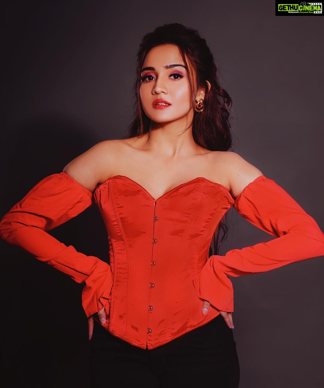 Ashi Singh Instagram - ♥️ . Photography by - @abhay_r_kirti Makeup by - @priyashyam_makeupartist Hair by - @hairbyameee Outfit by - @madaboutfashion_kejal Earrings by -@fashionkulture @drishtiaswani7 Location Courtesy - @byou.in Artist Reputation Management - @greenlight__media