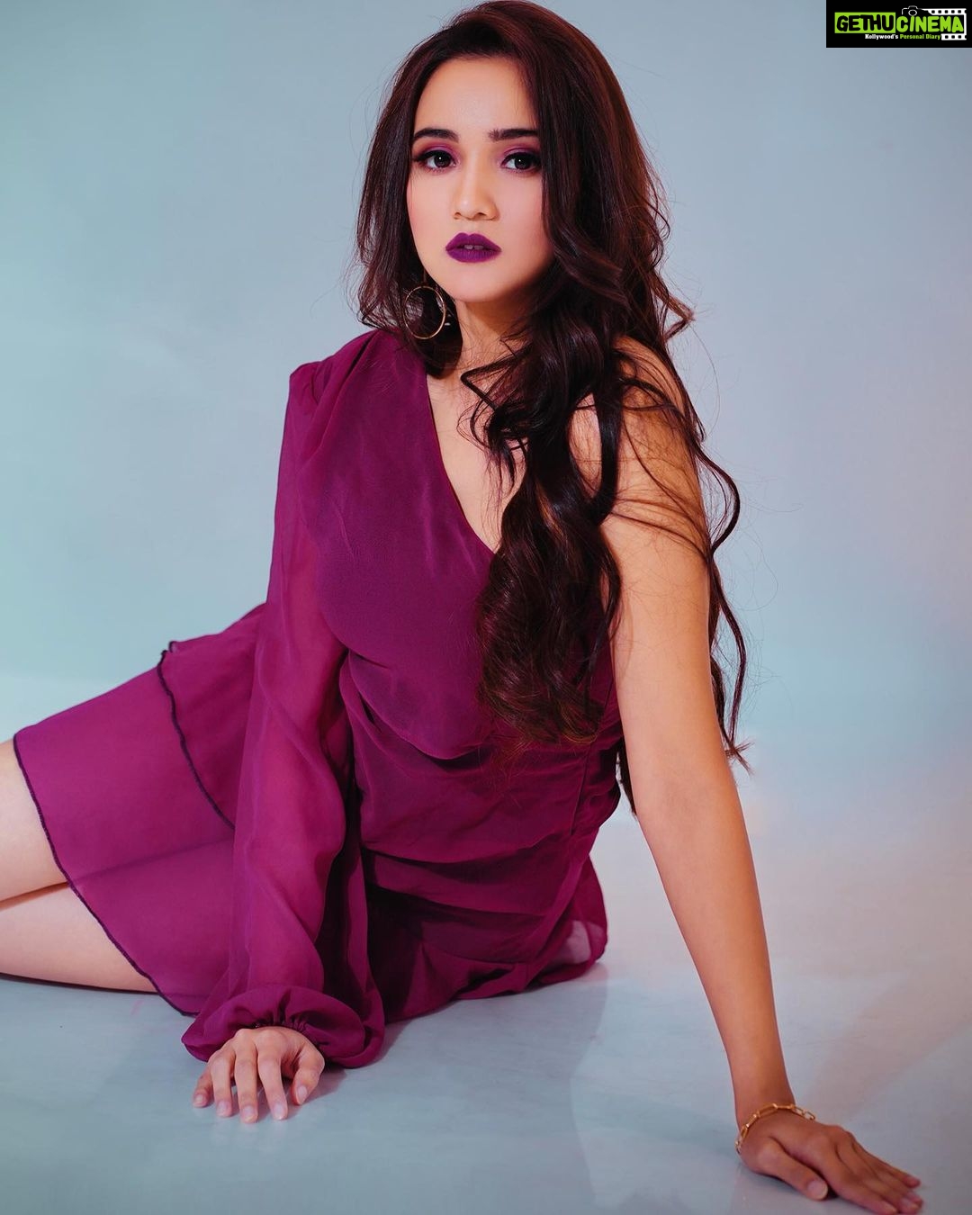 Ashi Singh Instagram - π¨ . Photography by - @abhay_r_kirti Editing- @gaurav_presents Makeup by - @priyashyam_makeupartist Hair by - @hairbyameee Location Courtesy - @byou.in Artist Reputation Management - @greenlight__media