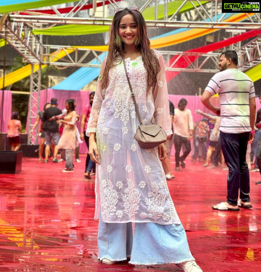 Ashi Singh Instagram - Happy holi ๐๐๐๐๐งก