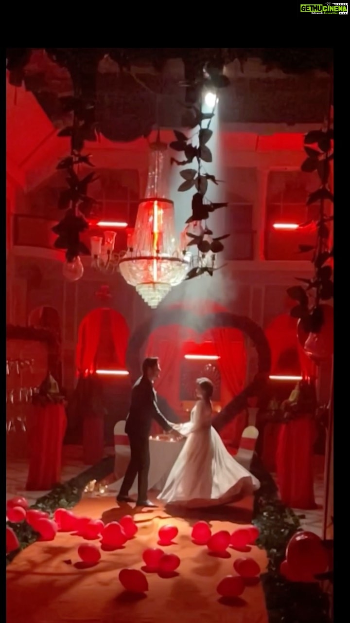 Ashi Singh Instagram - Valentine vibes ❤️ Keep watching meet mon-sat 7:30pm only on @zeetv . #AshiSingh #AshiSinghReels #MeetAurMeet #Meet #MeetBadlegiDuniyaKiReet #MeMe #MeetOnZeeTV #Ashgun #instareels #Reelitfeelit