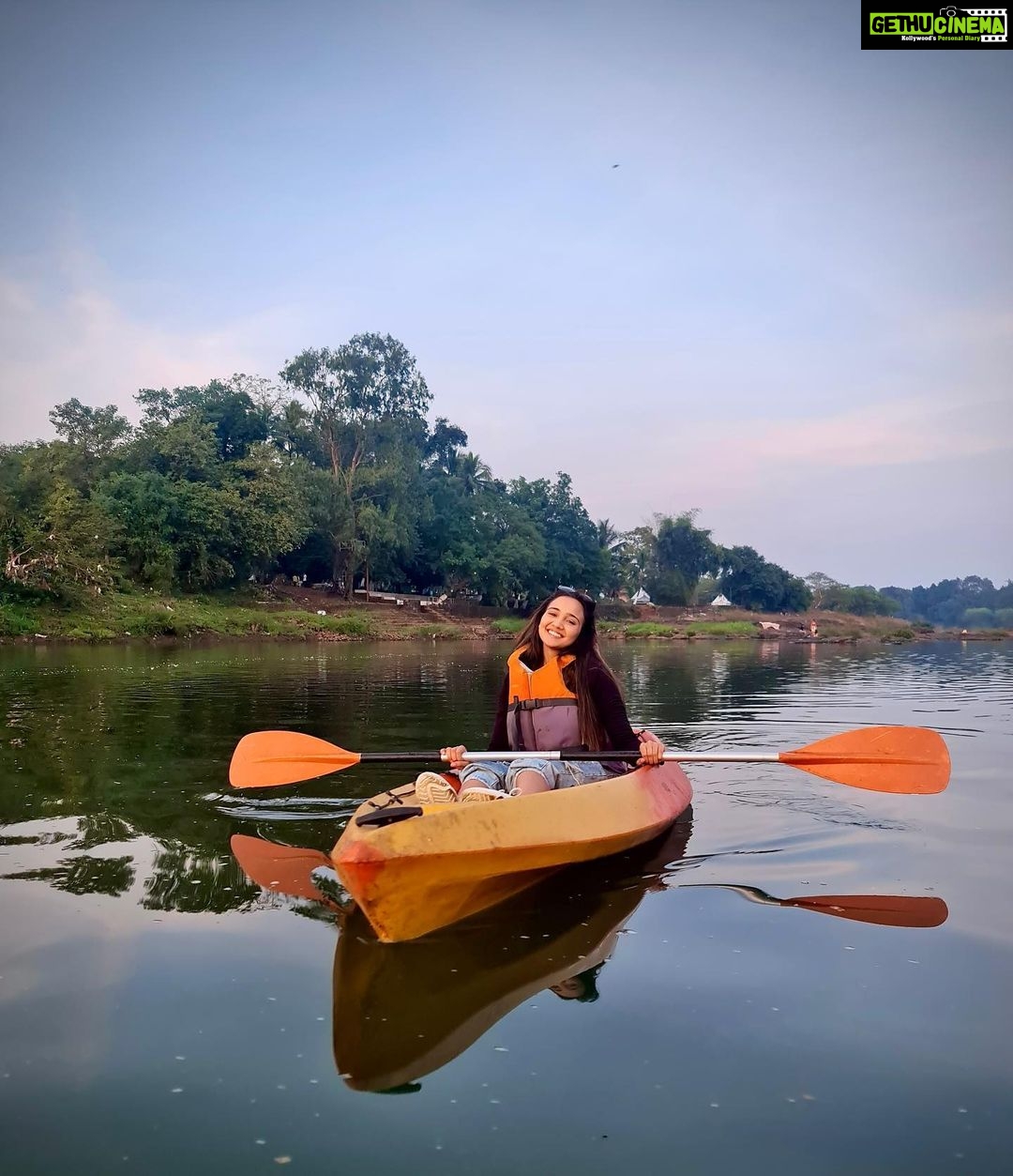 Ashi Singh Instagram - Adventure is out there. You just have to kayak to it. 😚 . #AshiSingh #Kayak #Adventure #missinggoingout