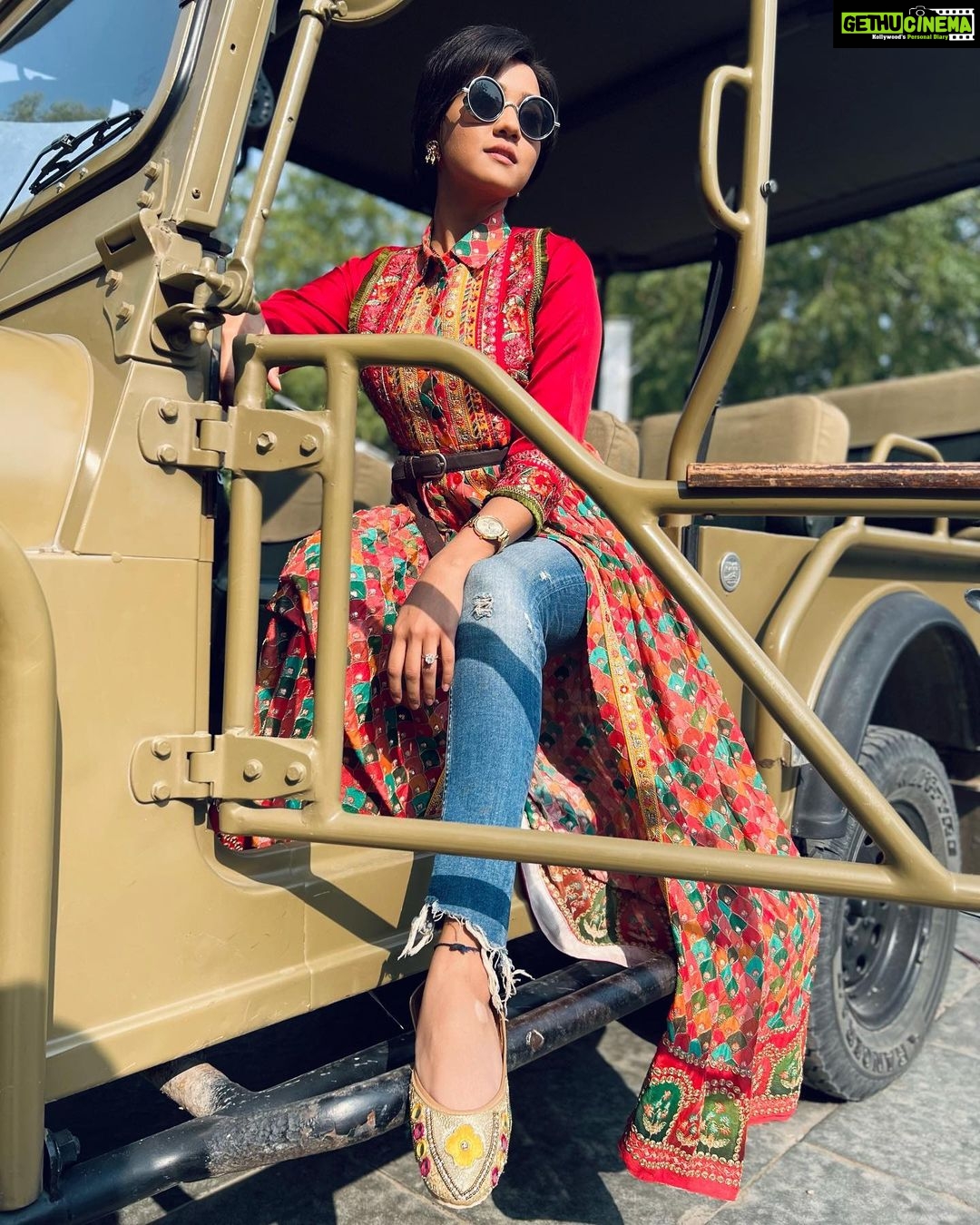 Ashi Singh Instagram - Yo chori choron se kam hai ke ?? 😎 . #AshiSingh #AshiAsMeet #MeetHooda #Meet #MeetOnZeeTV