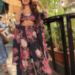 Ashi Singh Instagram - 🌺💐🌺 . Outfit: @gazalguptacouture Stylist: @styledbynikinagda