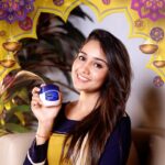 Ashi Singh Instagram - #Ad Diwali is here and my house is set-up to give me the festive spirit. Ghar ko toh decorate kar diya par mujhe bhi toh perfect dikhna tha na? Toh Vaseline Petroleum Jelly ke hacks use kiye aur ho gayi main taiyyar. Y’all should definitely try them out. They work wonders! @vaselineindia #TyoharKiTaiyyari #VaselinePetroleumJelly #HacksWithVaselinePetroleumJelly #DiwaliHacks #AshiSingh