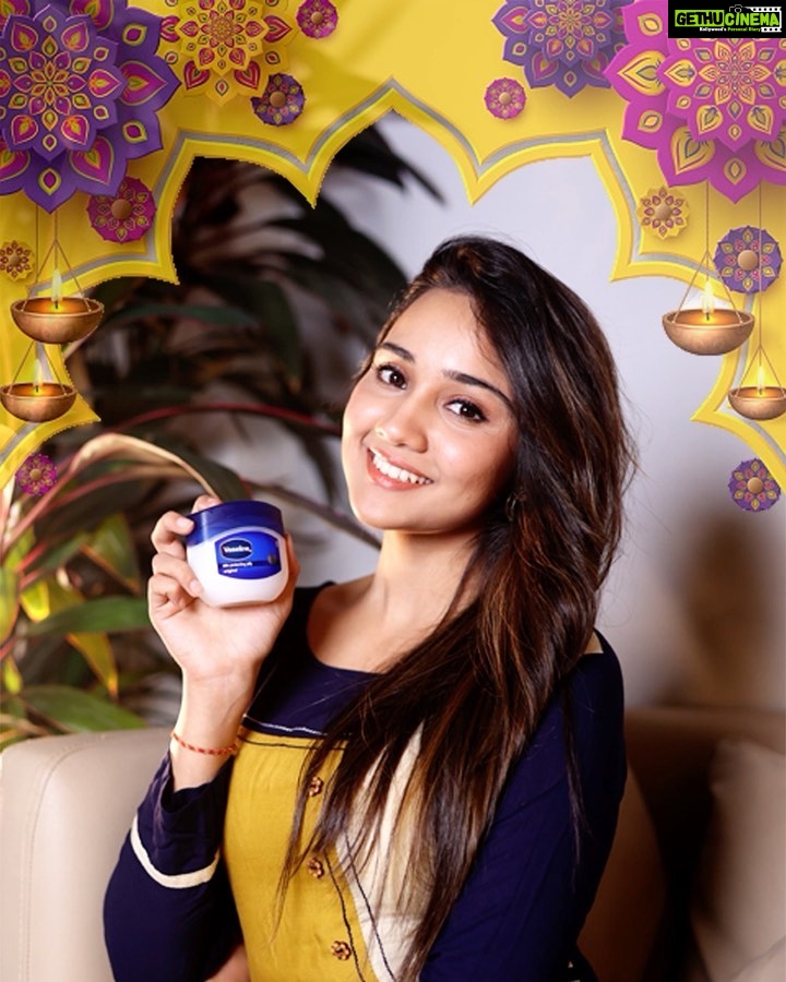 Ashi Singh Instagram - #Ad Diwali is here and my house is set-up to give me the festive spirit. Ghar ko toh decorate kar diya par mujhe bhi toh perfect dikhna tha na? Toh Vaseline Petroleum Jelly ke hacks use kiye aur ho gayi main taiyyar. Y’all should definitely try them out. They work wonders! @vaselineindia #TyoharKiTaiyyari #VaselinePetroleumJelly #HacksWithVaselinePetroleumJelly #DiwaliHacks #AshiSingh
