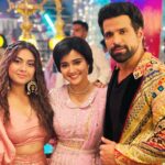 Ashi Singh Instagram - Zarur dekhein Meet wali Diwali 31st oct ko 12pm or 7pm sirf zee tv par. ♥️ Bhai MEET wali diwali me zee kutumb ke sare sitaron ke sath hume to bada maza aya. ♥️ @zeetv . #meet #MeetBadlegiduniyaKiReet #MeetWaliDiwali #MeetAurMeet #Ashisingh #AshiSinghAsMeet