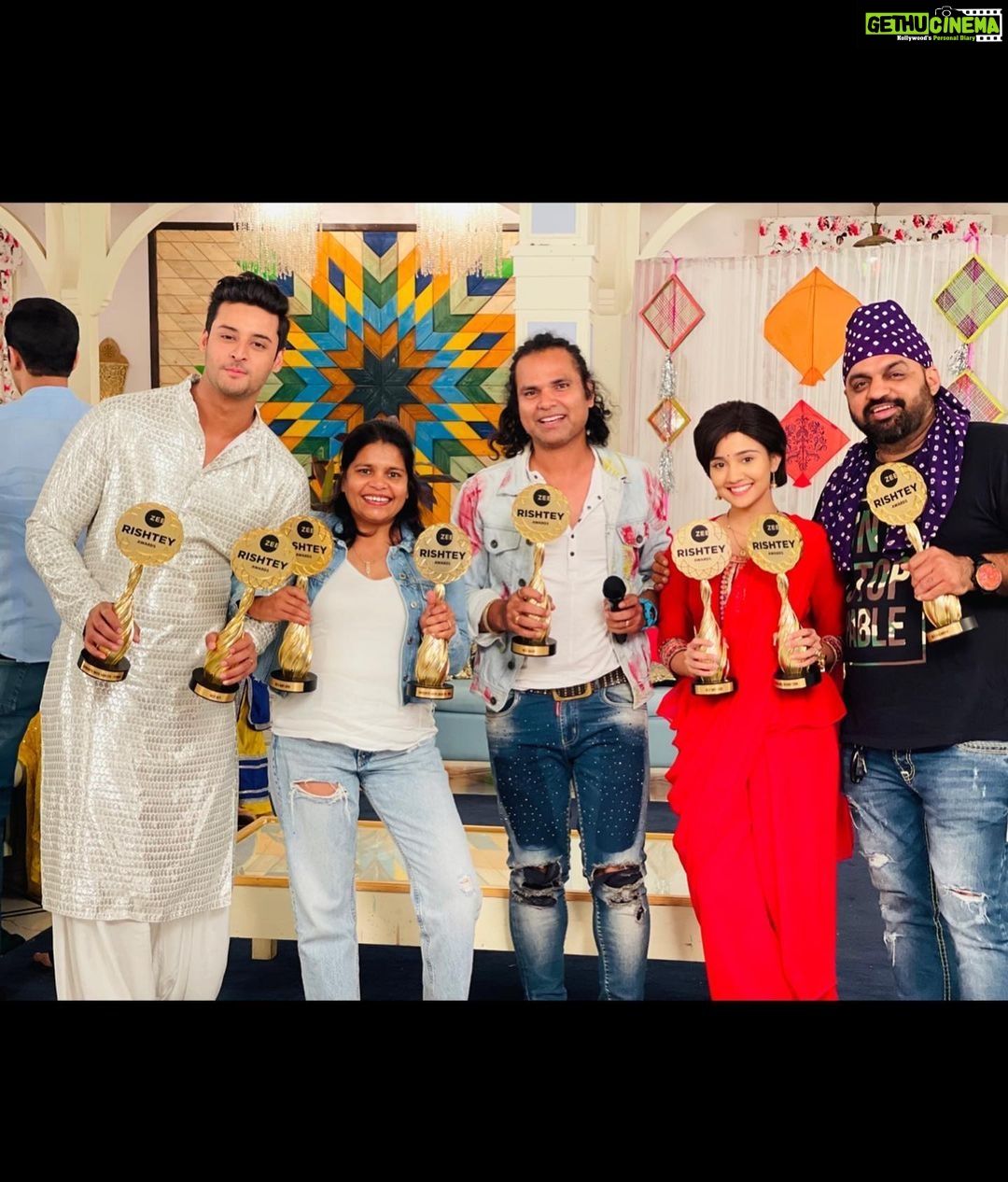 Ashi Singh Instagram - These awards belong to the whole team of MEET ♥️ Thank you @zeetv 🌟NEW BEST JODI - @i_shagunofficial I think we make a good team 😋🤗🥂 🌟Best Beti 🌟Favourite naya Sadasya(F) 🌟Favourite Naya Sadasya(M) 🌟Best Khalnayak 🌟Best Sasurji 🌟BEST DIRECTOR Congratulations @vaibhavsingh182019 @i_shagunofficial @sharainkhanduja_ @soorajthapar @shashisumeetproductions @shwetabishnoi @afsha_ansari96 #AshiSingh #Meet #MeetOnZeeTV #MeetAurMeet #BestJodi #MeetBadlegiDuniyaKiReet #ZRA #ZRA2022 #ZeeRishteyAwards #MeetHooda