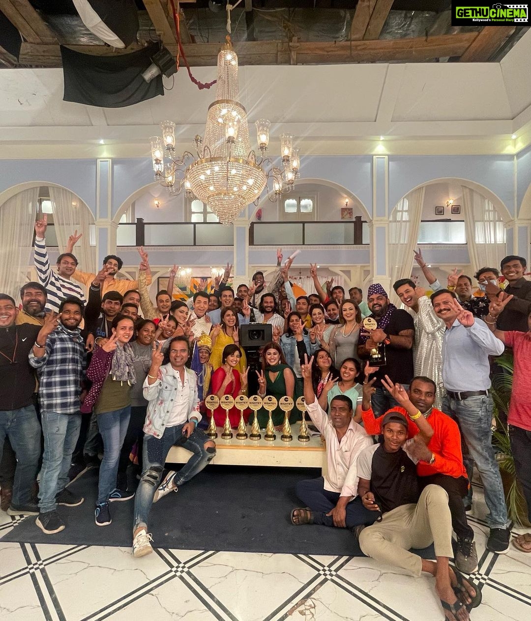 Ashi Singh Instagram - These awards belong to the whole team of MEET ♥️ Thank you @zeetv 🌟NEW BEST JODI - @i_shagunofficial I think we make a good team 😋🤗🥂 🌟Best Beti 🌟Favourite naya Sadasya(F) 🌟Favourite Naya Sadasya(M) 🌟Best Khalnayak 🌟Best Sasurji 🌟BEST DIRECTOR Congratulations @vaibhavsingh182019 @i_shagunofficial @sharainkhanduja_ @soorajthapar @shashisumeetproductions @shwetabishnoi @afsha_ansari96 #AshiSingh #Meet #MeetOnZeeTV #MeetAurMeet #BestJodi #MeetBadlegiDuniyaKiReet #ZRA #ZRA2022 #ZeeRishteyAwards #MeetHooda