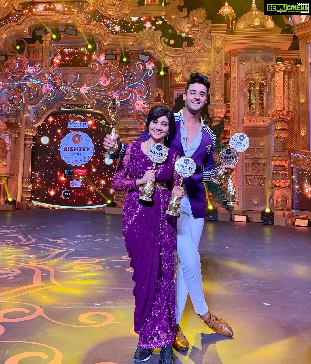 Ashi Singh Instagram - These awards belong to the whole team of MEET ♥️ Thank you @zeetv 🌟NEW BEST JODI - @i_shagunofficial I think we make a good team 😋🤗🥂 🌟Best Beti 🌟Favourite naya Sadasya(F) 🌟Favourite Naya Sadasya(M) 🌟Best Khalnayak 🌟Best Sasurji 🌟BEST DIRECTOR Congratulations @vaibhavsingh182019 @i_shagunofficial @sharainkhanduja_ @soorajthapar @shashisumeetproductions @shwetabishnoi @afsha_ansari96 #AshiSingh #Meet #MeetOnZeeTV #MeetAurMeet #BestJodi #MeetBadlegiDuniyaKiReet #ZRA #ZRA2022 #ZeeRishteyAwards #MeetHooda