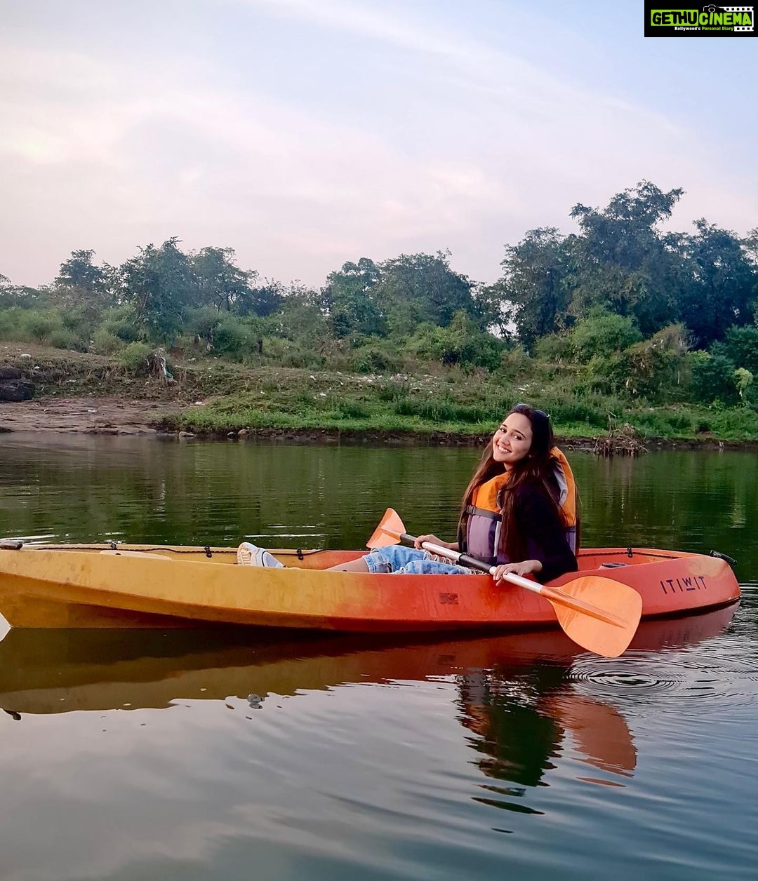 Ashi Singh Instagram - Adventure is out there. You just have to kayak to it. 😚 . #AshiSingh #Kayak #Adventure #missinggoingout