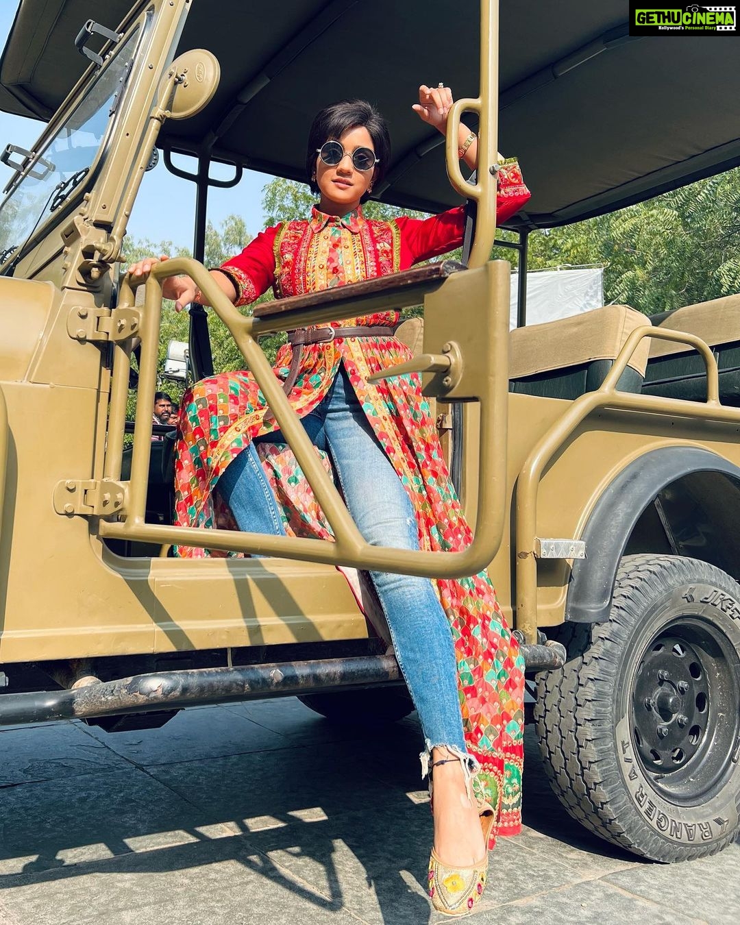 Ashi Singh Instagram - Yo chori choron se kam hai ke ?? 😎 . #AshiSingh #AshiAsMeet #MeetHooda #Meet #MeetOnZeeTV