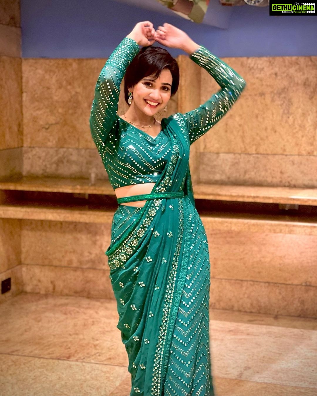 Ashi Singh Instagram - From the Nomination party of Zee Rishtey Awards💚. Thank you @vaibhavsingh182019 for the click ♥️ . #AshiSingh #MeetHooda #MeetBadlegiDuniyaKiReet #Meet #ZRA #ZeeRishteyAwards #ZRA2021 #ZeeRishteyAwards2021 #MeetOnZeeTV
