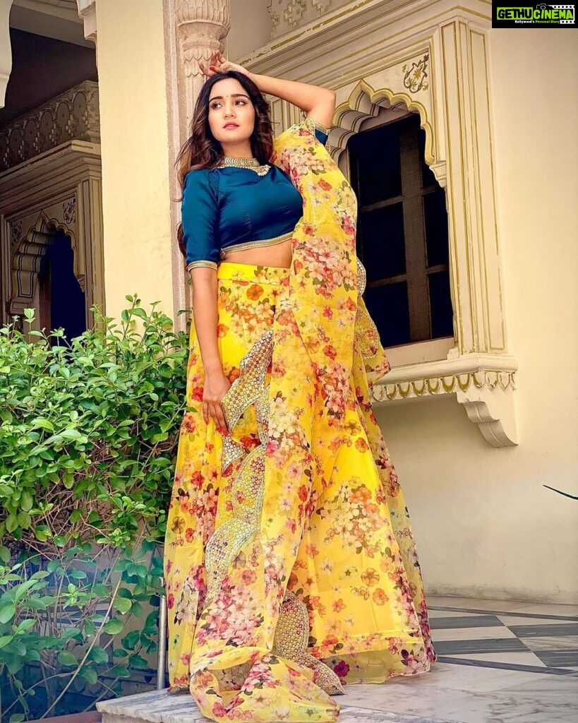 Ashi Singh Instagram - I know its not a rakhshabandhan post but I have network today 😋 . Wearing- @lavanyathelabel . #Ashisingh #ethenicwear #indianlook