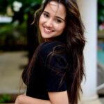 Ashi Singh Instagram - Be as free as my messy hair 🖤 . #Ashisingh #Messyhair #Naina #yasmine #MeetHooda PC~ @naturepaparazzo