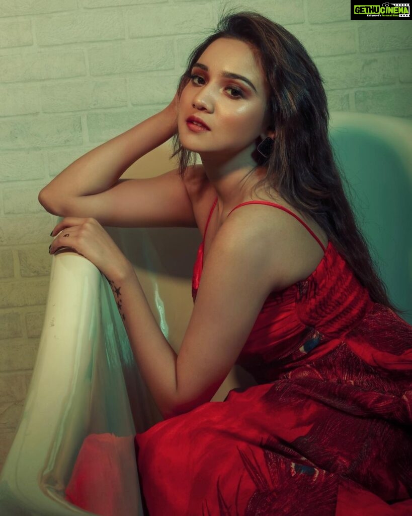 Ashi Singh Instagram - I am 99% angel, but oh, that 1% 😋 . #ashisingh #photography #photoshoot #bathtubphotoshoot . Shot & Edited by @sharadagrawalphotography Shoot Managed by- @forum_vaghela_ @purple.star.entertainment Makeup by @saritasingh.mua Hair by @gauri_makeup_artistry Styled by @pse_celebs @kashhish