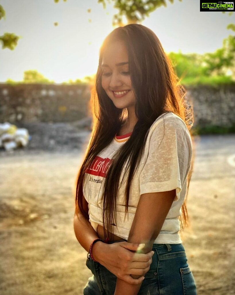 Ashi Singh Instagram - It is almost impossible to watch a sunset and not a dream 🌞 . #ashisingh #sunset #randomclick