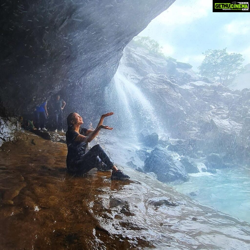 Ashi Singh Instagram - Cave girl ? 😜 . PC~ @naturepaparazzo . #ashisingh #kataldharwaterfall #trekking #cave