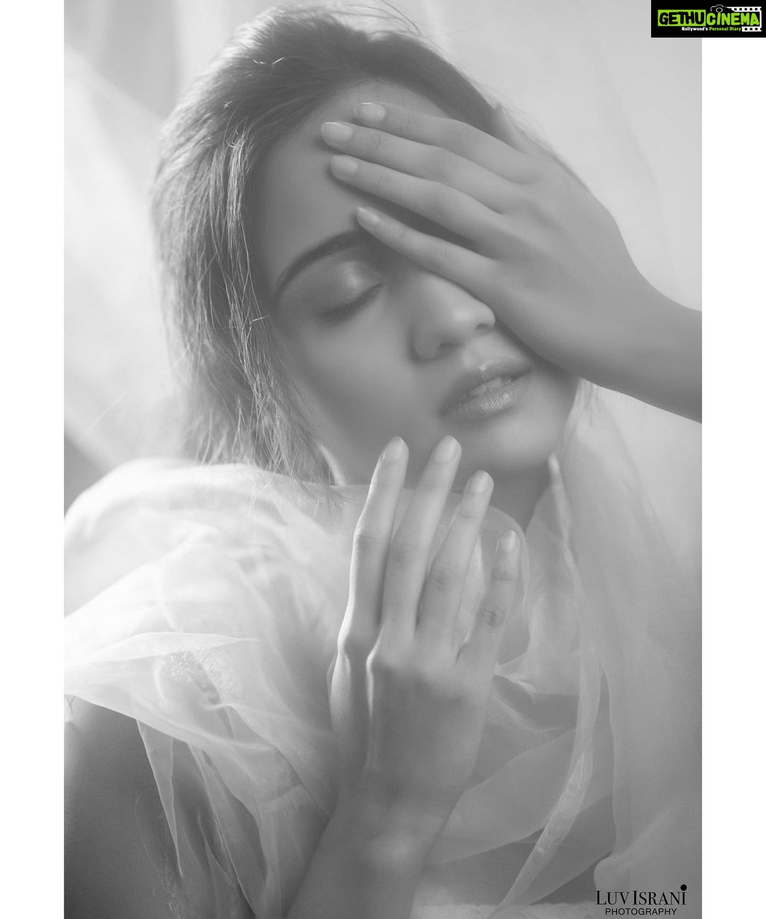 Ashi Singh Instagram - A vibe which canβt be explained π€ππ€ . Concept, Photography & Styling - Luv Israni @luvisranifanclub Make up & Hair Styling - Kanika Arora @kanika_arrora Assisted by - Harshita Patel @makeoverby_harshitapatel