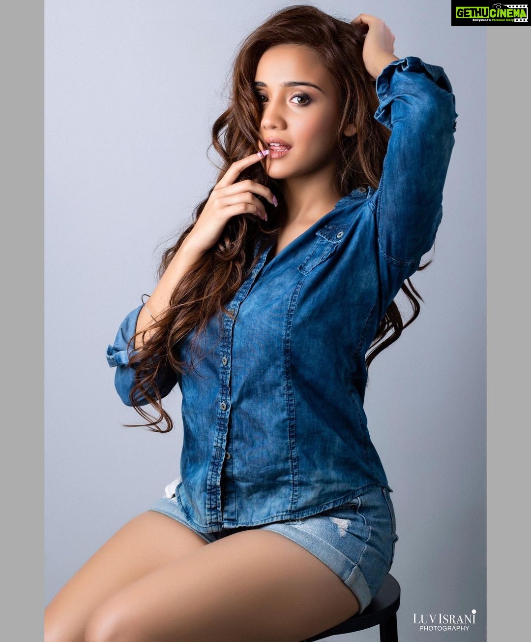 Ashi Singh Instagram - I was born to be real Not to be perfect 💞 . Concept, Photography & Styling - Luv Israni @luvisrrani Make up & Hair Styling - Kanika Arora @kanika_arrora Assisted by - Harshita Patel @makeoverby_harshitapatel