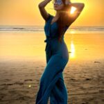 Ashi Singh Instagram - Beach day 🏝️ . #AshiSingh #Beach #Sundowner #Sunset #SunsetOnBeach