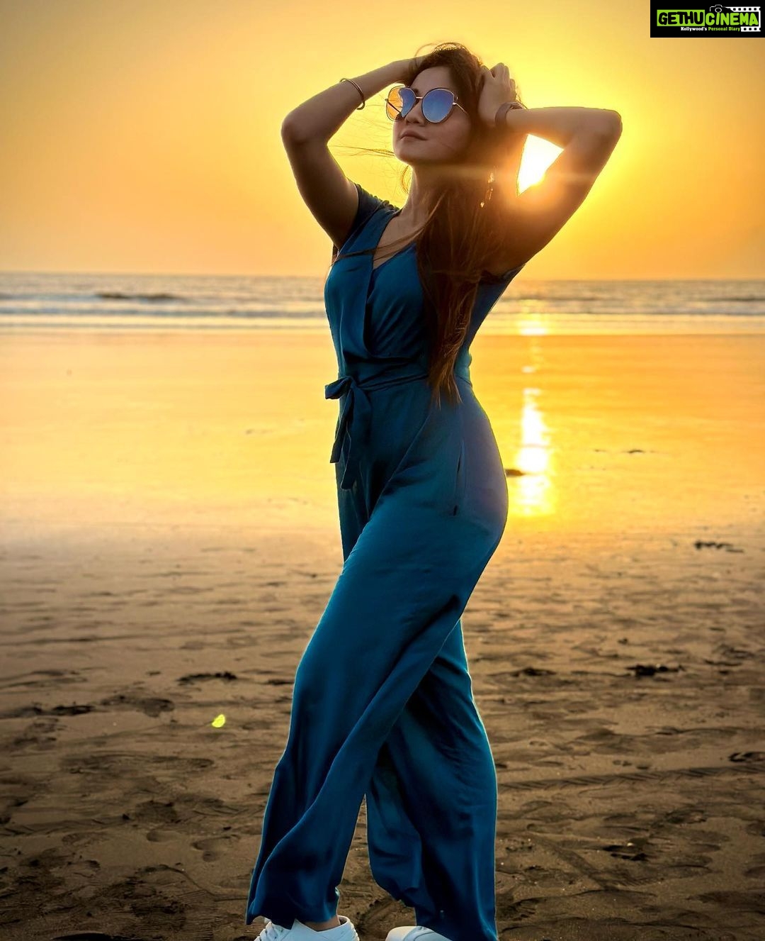 Ashi Singh Instagram - Beach day 🏝️ . #AshiSingh #Beach #Sundowner #Sunset #SunsetOnBeach
