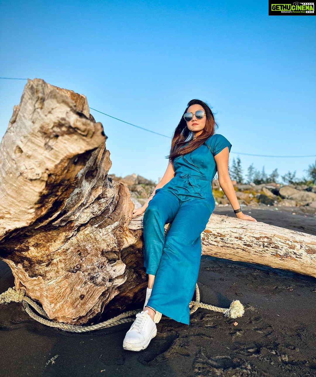 Ashi Singh Instagram - 1 or 2 ? . #AshiSingh #Beach #OffDay